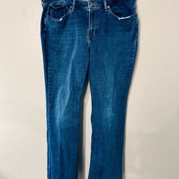 Levi’s Women’s Classic Bootcut Jeans SZ 32 Dark Blue Wash like new! - Picture 3 of 12